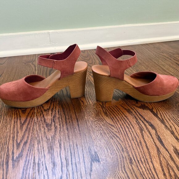 Universal Thread Clogs - Picture 2 of 3